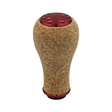 Der SLP Works Power Light Cork Knob S von SLP Works verfügt über einen abgerundeten Korkgriff mit einer konischen Form, roten (Rot) Metall-Akzenten und kleinen Löchern auf der Oberseite - ideal für Baitcasting-Rollen.