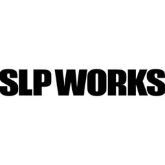 In schwarzen Großbuchstaben wird SLP WORKS in einer fetten, serifenlosen Schrift auf weißem Hintergrund geschrieben.