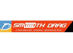 Ein rechteckiges Logo mit orangefarbenem Hintergrund, das den Text SMOOTH DRAG mit einer Spulengrafik anstelle des Buchstabens Os und darunter PREMIUM DRAG WASHERS enthält. Ein weißes Fischsymbol erscheint auf einem blauen und gelben Abschnitt auf der linken Seite.
