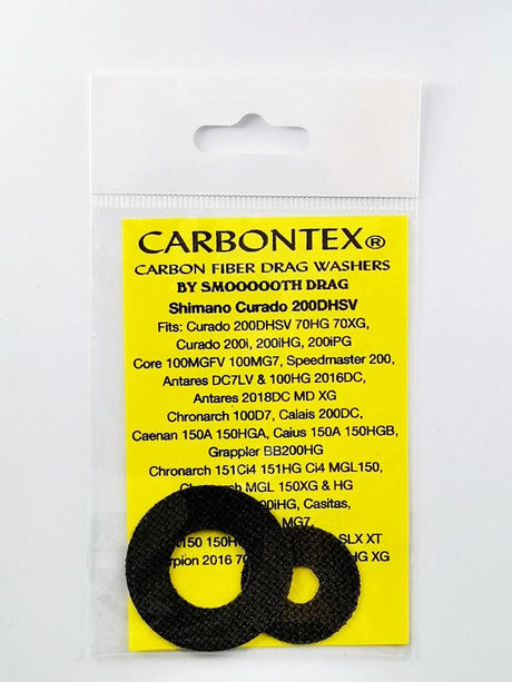 Ein Paket mit der Bezeichnung Smoothdrag Bremsscheiben Carbontex für Shimano Baitcasterrollen, inklusive zwei schwarzen Unterlegscheiben und einem gelben Einsatz mit kompatiblen Modellen, entwickelt für optimale Bremskraft.