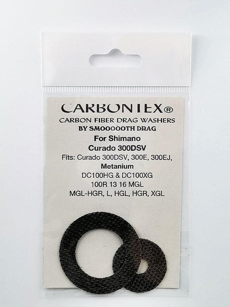 Zwei Carbontex Bremsscheiben von Smoothdrag für Shimano Baitcasterrollen werden in einer Plastikverpackung präsentiert. Die Verpackung zeigt kompatible Modelle und Details zur optimalen Bremskraft in schwarzer Schrift auf weißem Grund.