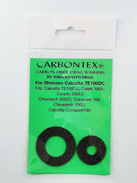 Ein Paket mit der Aufschrift Bremsscheiben Carbontex | Shimano Baitcasterrolle von Smoothdrag enthält zwei schwarze Carbontex-Bremsscheiben auf grünem Grund, die die Kompatibilität mit verschiedenen Shimano-Rollen für eine optimale Bremsung anzeigen.