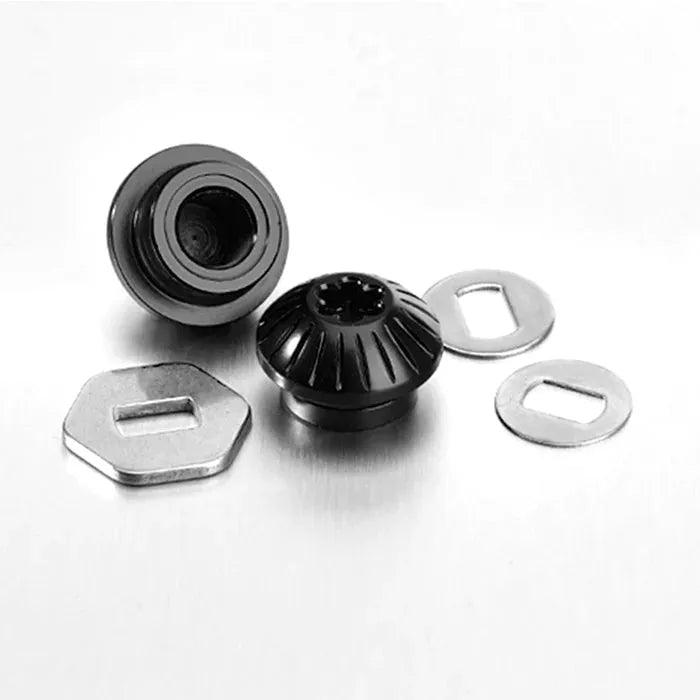 Zwei schwarze, runde Gomexus-Aluminiummuttern und zwei flache silberne Metallscheiben mit rechteckigen Ausschnitten werden zusammen gezeigt, ideal zum Befestigen von Kontermutterkomponenten an Gomexus-Griffen, alles auf einer schlichten, hellen Oberfläche.