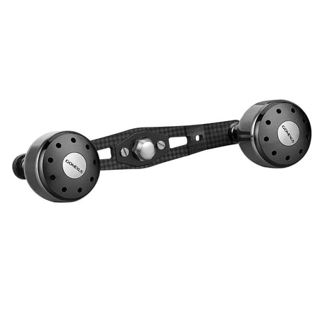 Die Gomexus Kurbel 105mm Carbongriff mit 30 mm Aluminium Power Knobs (7x4mm) in Schwarz und Silber verfügt über zwei perforierte Aluminiumknöpfe und einen zentralen Befestigungspunkt, ausgelegt für Shimano-kompatible Rollen.