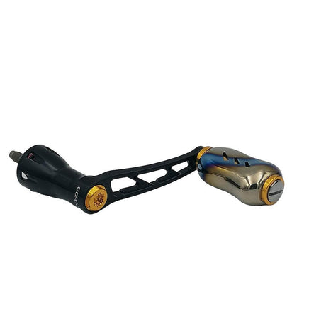 Die Gomexus-Drehkurbel 50 mm mit einem 22 mm Galaxy Titanium-Knopf für Shimano verfügt über einen schwarz-goldenen Arm, einen blau-goldenen Metallknopf und eine Befestigungsschraube, die vor einem weißen Hintergrund dargestellt sind.