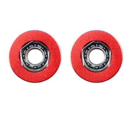 Zwei rote Skateboard-Räder mit freiliegenden Metalllagern, die der Präzision des Hedgehog Studio „Kattobi“ Tuning Kit Kugellagers (Daiwa Air BFS 1030 & 1030) entsprechen, werden nebeneinander auf einem weißen Hintergrund dargestellt.