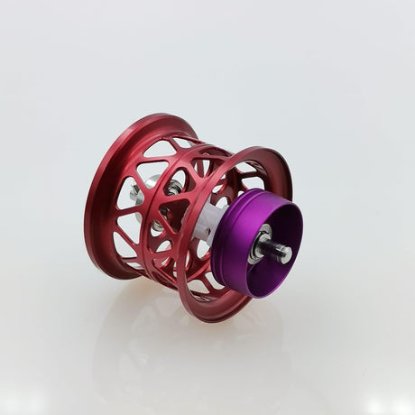 Die Ray's Studio Shallow Spool | 21 Alphas in Rot mit offenem Metallgittermuster und zentraler Achse wird auf einer reflektierenden weißen Oberfläche präsentiert.