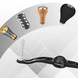 Ein schwarzer Gomexus Aluminiumgriff | ohne Knöpfe (7 x 4 mm) wird mit vier austauschbaren Knöpfen in verschiedenen Farben und Materialien darüber angezeigt, alle vor einem geometrischen Hintergrund.