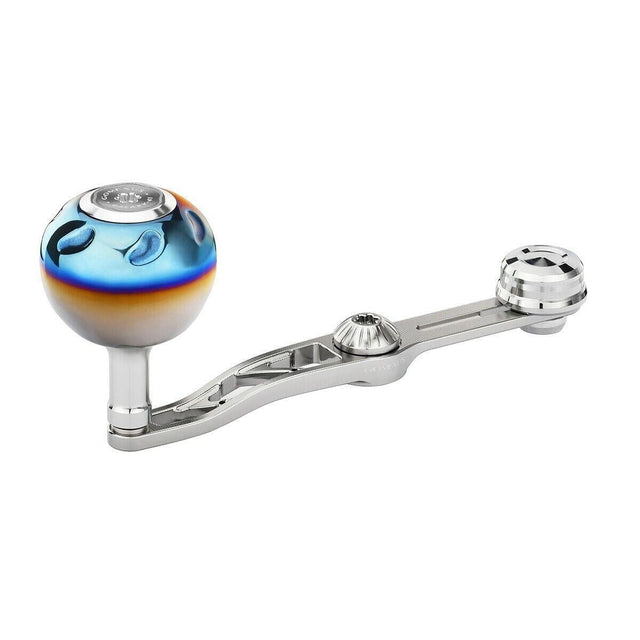 Der Gomexus Balance Power Handle 7 x 4 mm von Gomexus verfügt über eine Metallkonstruktion mit einem abgerundeten, mehrfarbigen blau-orangen Titan-Power-Knopf an einem Ende, der vor einem schlichten weißen Hintergrund angezeigt wird.