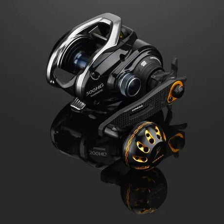 Ein Gomexus Carbon-Griff 75 mm mit 38 mm Power-Knob (7x4mm) von Gomexus wird auf einer glänzend schwarzen Oberfläche präsentiert, mit orange-goldenen Akzenten, einer Karbonkurbel, sichtbaren mechanischen Teilen und einem großen runden Griff.