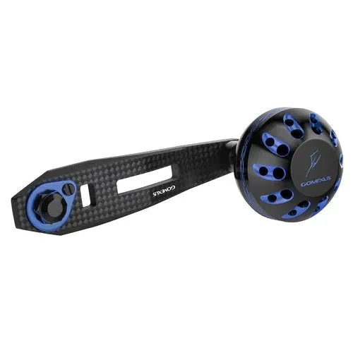 Der Gomexus Carbon Handle 75 mm mit 38 mm Power Knob (8x5mm) in Schwarz und Blau verfügt über einen Carbonfaserarm und einen runden, belüfteten Power Knob mit sichtbarem Gomexus Branding.