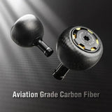 Zwei 38-mm-Schaltknäufe des Gomexus Carbon Power Knob, gefertigt aus Luftfahrt-Kohlefaser mit Toray-Kohlefaser-Technologie, sind vor einem dunklen, strukturierten Hintergrund abgebildet. Unten ist der Text „Aviation Grade Carbon Fiber“ zu sehen.