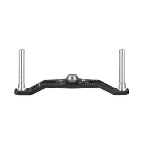 Eine schwarze, flache, rechteckige Metallhalterung mit einem erhöhten Mittelbolzen und zwei vertikalen silbernen Stangen – konzipiert für die Gomexus Kurbel 85mm Carbon Handle ohne Knobs (7x4mm), kompatibel mit Shimano Baitcasterrolle. Marke: Gomexus.