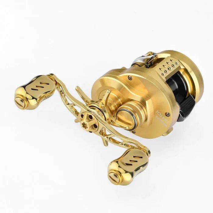 Auf weißem Hintergrund ist eine Gomexus-Baitcaster-Rolle mit einem 90-mm-Griff aus goldenem Aluminium und 22-mm-Titanknöpfen (7 x 4 mm) mit detaillierter Metallverarbeitung abgebildet.
