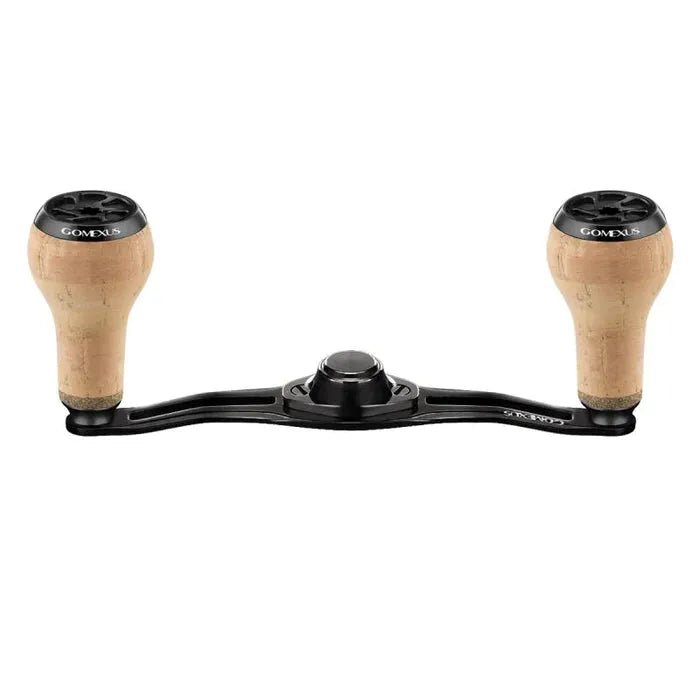 Der Gomexus Kage Titanium-Griff mit 27 mm großen Naturkorkknöpfen (7 x 4 mm) verfügt über zwei helle Korkgriffe mit der Aufschrift „Gomexus“, die auf einer schwarzen Metallbasis montiert sind – abgebildet vor einem weißen Hintergrund.