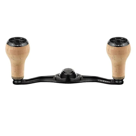 Der Gomexus Kage Titanium-Griff mit 27 mm großen Naturkorkknöpfen (7 x 4 mm) verfügt über zwei helle Korkgriffe mit der Aufschrift „Gomexus“, die auf einer schwarzen Metallbasis montiert sind – abgebildet vor einem weißen Hintergrund.