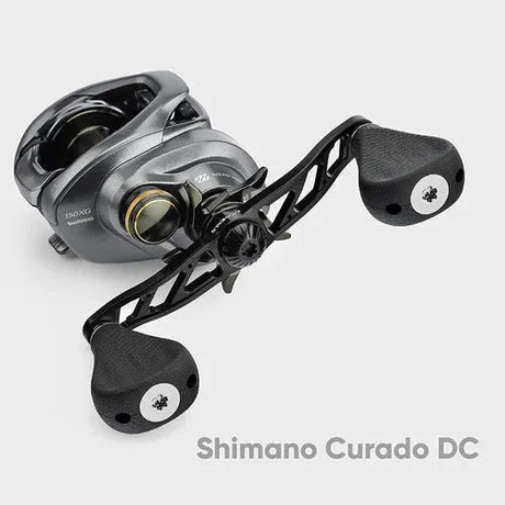 Ein Gomexus Power Handle mit flachem Knob 110 mm (7 x 4 mm) von Gomexus mit zwei ergonomischen Griffen ist auf einem schlichten hellgrauen Hintergrund abgebildet. Der Griff hat eine schwarz-metallische Oberfläche. Der Text lautet: Gomexus Power Handle mit flachem Knob 110 mm.