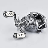 Eine Nahaufnahme einer Gomexus Sternbremse 60 mm Angelrolle für Shimano, mit zwei Griffen und Aluminium Sternbremse, auf einer schlichten hellgrauen Oberfläche.