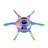 Auf weißem Hintergrund ist ein metallischer Fidget Spinner mit sechs Zinken und schillerndem Regenbogen-Finish zu sehen, der über ein Mittellager ähnlich dem der Gomexus Sternbremse 65 mm | Daiwa von Gomexus verfügt.