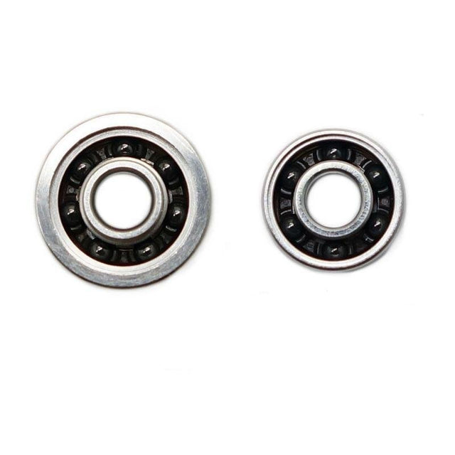 Zwei Keramik-Kugellager „Kattobi“ Tuning Kit von Hedgehog Studio in den Größen Daiwa 1030 und 830 Air HD stehen nebeneinander auf weißem Hintergrund und zeigen jeweils sichtbare Innen- und Außenringe mit schwarzen Keramikkugeln im Inneren.