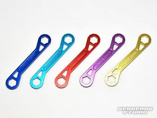 Fünf Hedgehog Studio Trust Wrench Ver.3 Lock Nut Schlüssel für Shimano Daiwa Baitcaster in Blau, Hellblau, Rot, Lila und Gold sind in einer Reihe auf weißem Hintergrund angeordnet und jeweils mit Hedgehog Studio beschriftet.