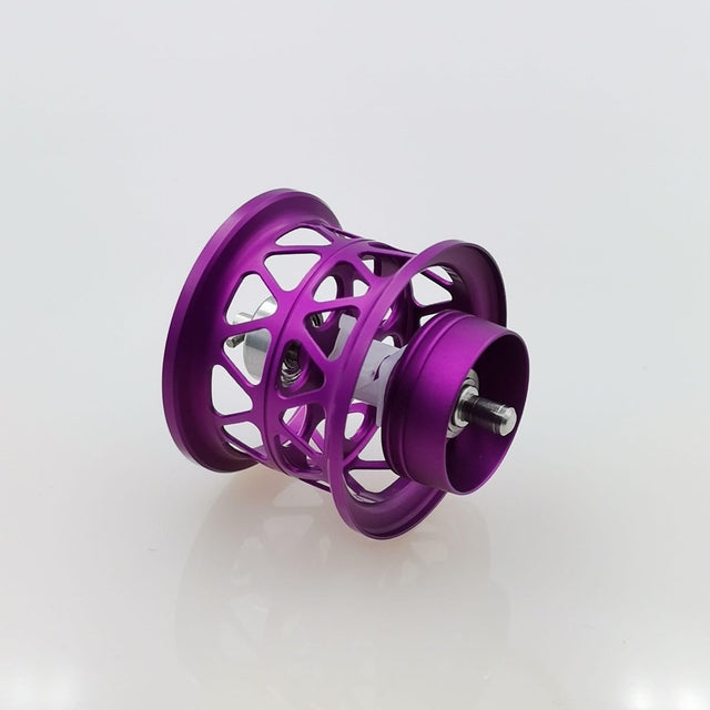 Eine lila Shallow Spool | 21 Alphas von Ray's Studio steht schräg auf einem schlichten weißen Hintergrund und weist ein metallisches Gittermuster mit einer zentralen Achse auf.