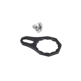 Auf weißem Untergrund sind eine kleine Metallschraube und eine schwarze, flache Kontermutterplatte | verschiedene Farben von RL-Angelrollentuning aus eloxiertem Aluminium mit einem länglichen Schlitz an einem Ende abgebildet.