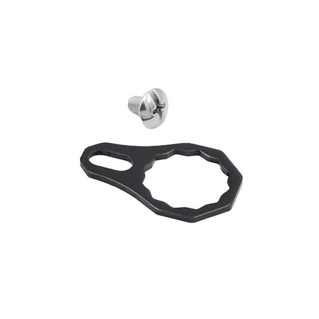 Auf weißem Untergrund sind eine kleine Metallschraube und eine schwarze, flache Kontermutterplatte | verschiedene Farben von RL-Angelrollentuning aus eloxiertem Aluminium mit einem länglichen Schlitz an einem Ende abgebildet.