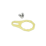 Eine kleine silberne Kreuzschlitzschraube und eine flache, goldeloxierte Aluminium-Kontermutterplatte von RL-Angelrollentuning (Kontermutterplatte | verschiedene Farben) mit einer kreisförmigen, gezackten Öffnung und einem länglichen Loch, dargestellt auf weißem Hintergrund.