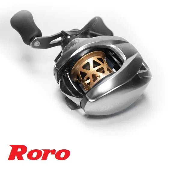 Eine Nahaufnahme der Roro Lure BFS Titanium Spule X27 Rolle zeigt ein Metallic-Finish, eine goldene Spule, einen schwarzen Griff, eine Titanlegierungsachse und den Schriftzug "Roro Lure" in Rot in der unteren linken Ecke. Für 21 Steez SV TW & mehr.