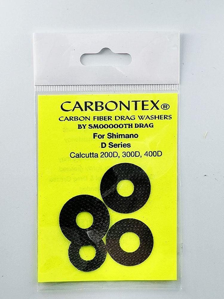 Eine durchsichtige Plastikpackung mit der Aufschrift Bremsscheiben Carbontex von Smoothdrag enthält vier schwarze Scheiben für Shimano Baitcasterrollen Calcutta 200D/300D/400D, die auf einem gelben Untergrund angebracht sind, um die Bremskraft zu erhöhen.